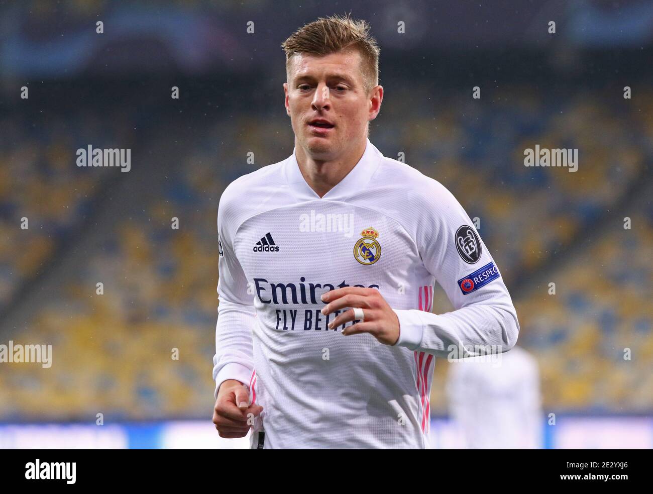 KIEV, UCRAINA - 1 DICEMBRE 2020: Ritratto del centrocampista toni Kroos del Real Madrid visto durante la partita della UEFA Champions League contro Shakhtar Donetsk allo stadio NSC Olimpiyskyi di Kiev, Ucraina Foto Stock