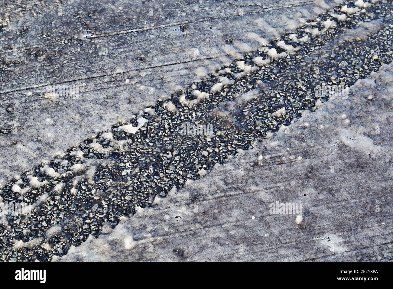 pneumatico su una strada innevata, sfondo astratto Foto Stock
