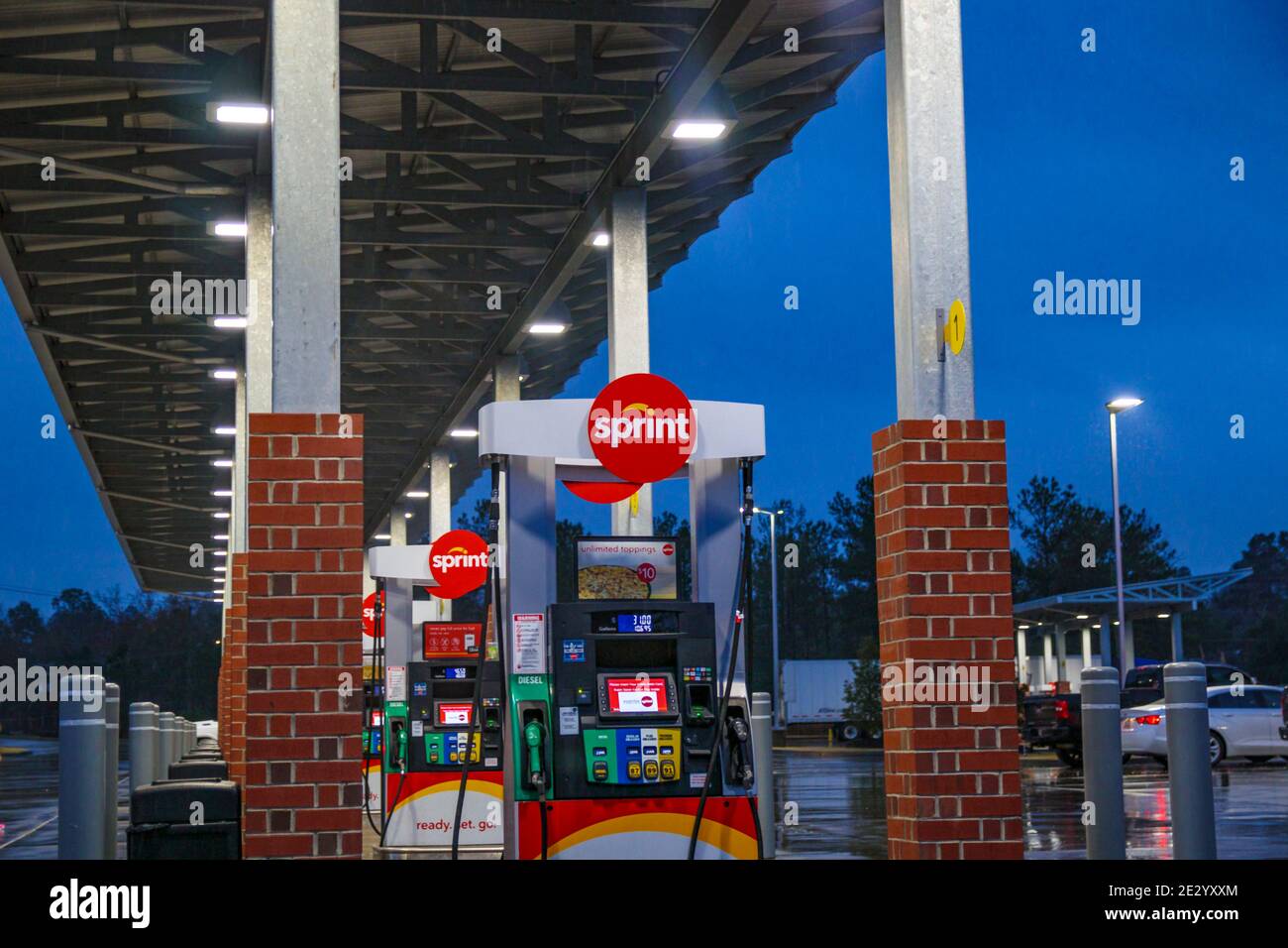 Augusta, GA USA - 01 01 21: Sprint convenienza e pompe di gas di deposito Foto Stock