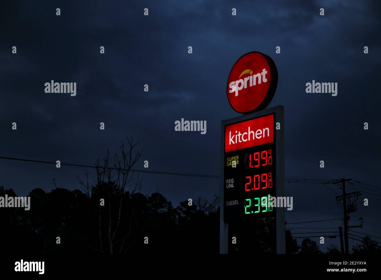 Augusta, GA USA - 01 01 21: Sprint convenienza e il segno di strada del deposito di benzina e i prezzi del gas Foto Stock