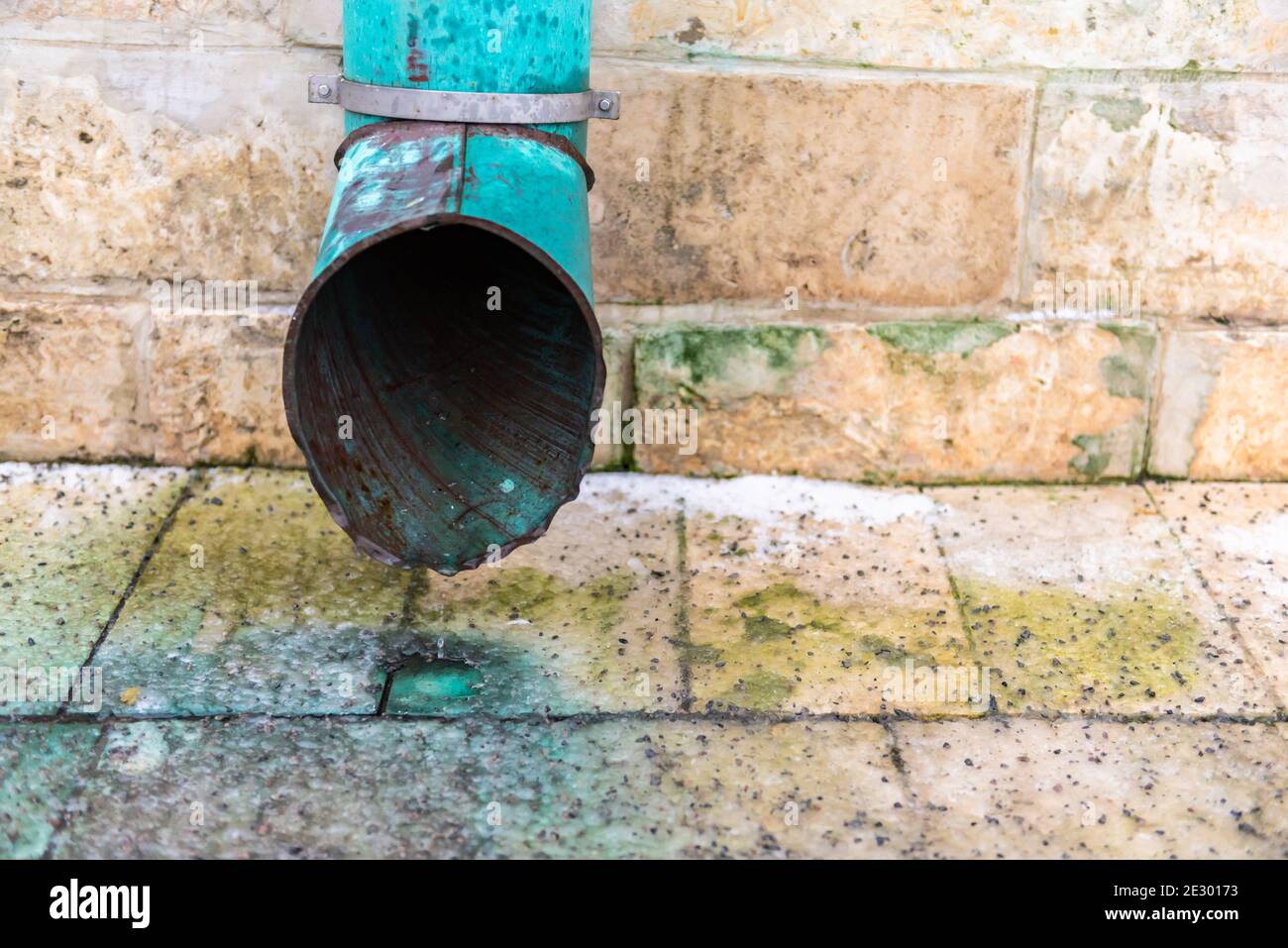 Scarico dell'acqua piovana. Grondaia dal tetto. L'acqua fuoriesce dalla  grondaia sulle rocce Foto stock - Alamy