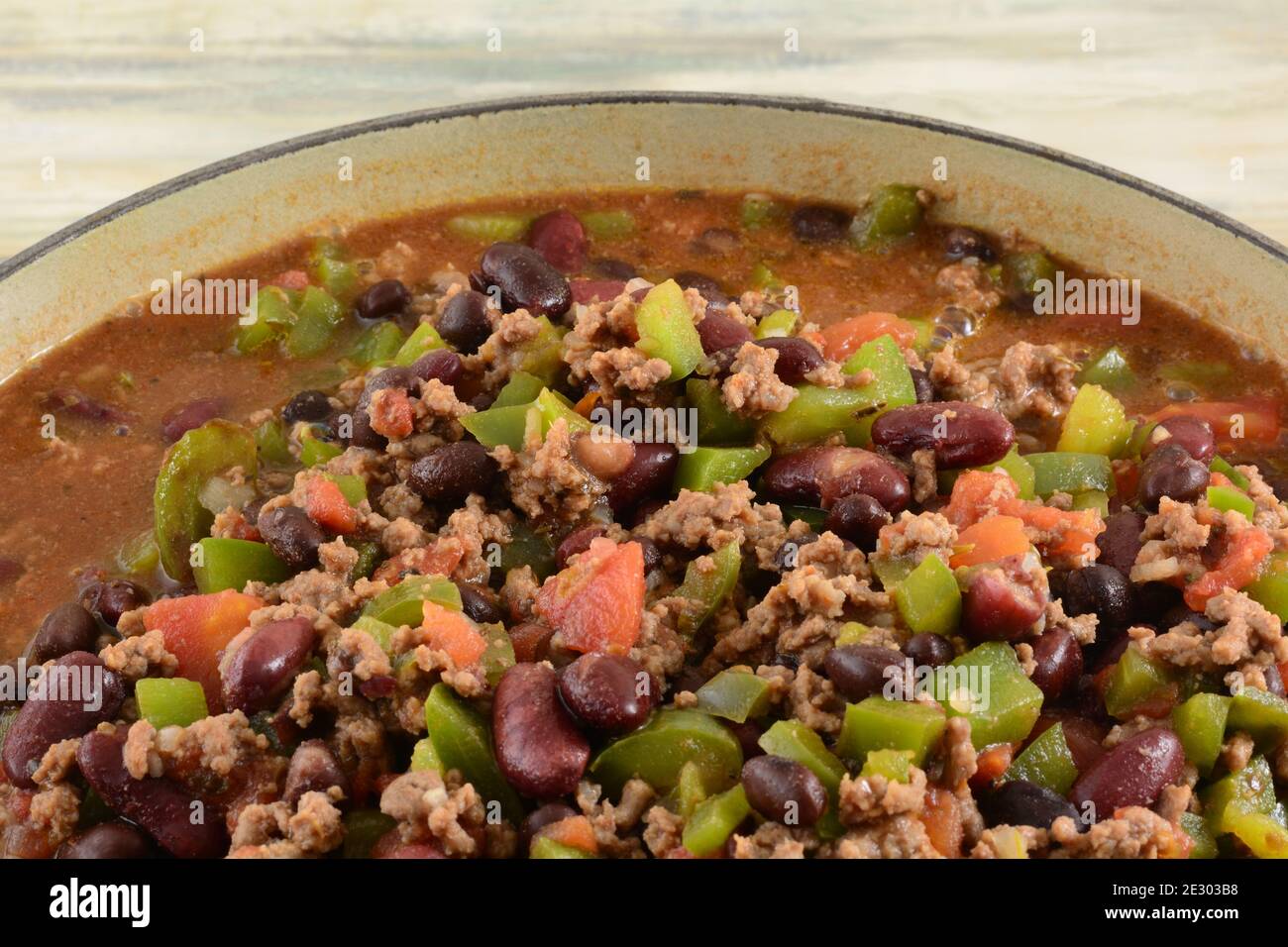 Chili in grande pentola con fagioli neri, fagioli, peperoni verdi tritati, pomodori a dadini e cipolla Foto Stock