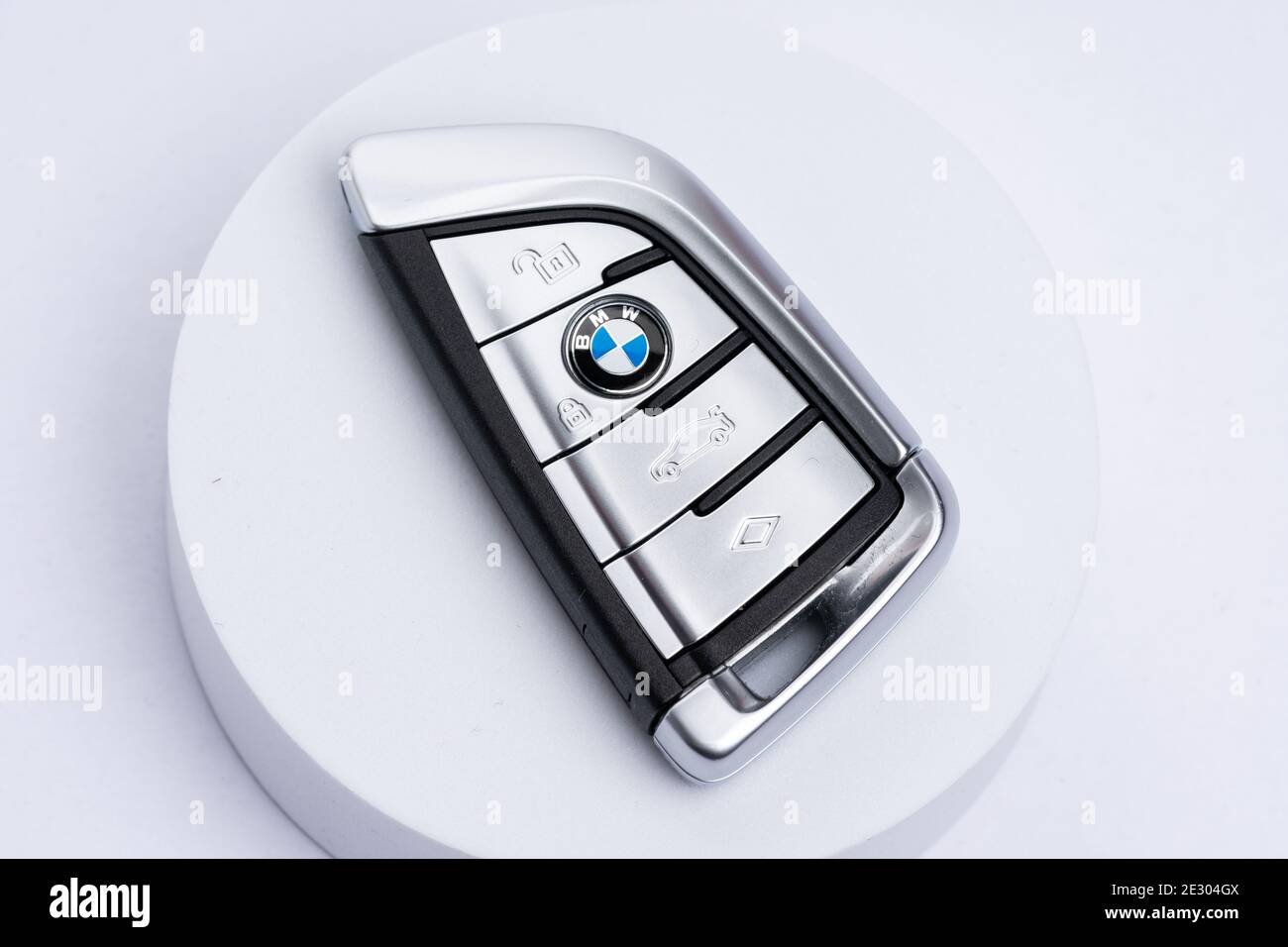 Chiave auto BMW per avviamento senza chiave su sfondo bianco Foto Stock