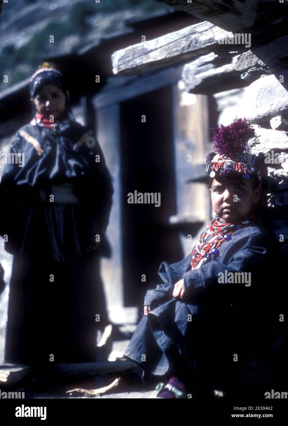 Kalash ragazza e bambino, casa nella valle di Bumburet, distretto di Chitral del Pakistan 1979 Foto Stock