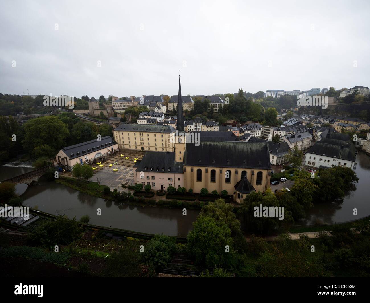 Vista panoramica del Neumunster Abbazia di Neumuenster Abbey Abtei Neimenster Alzette fiume Grund Gronn Lussemburgo in Europa Foto Stock