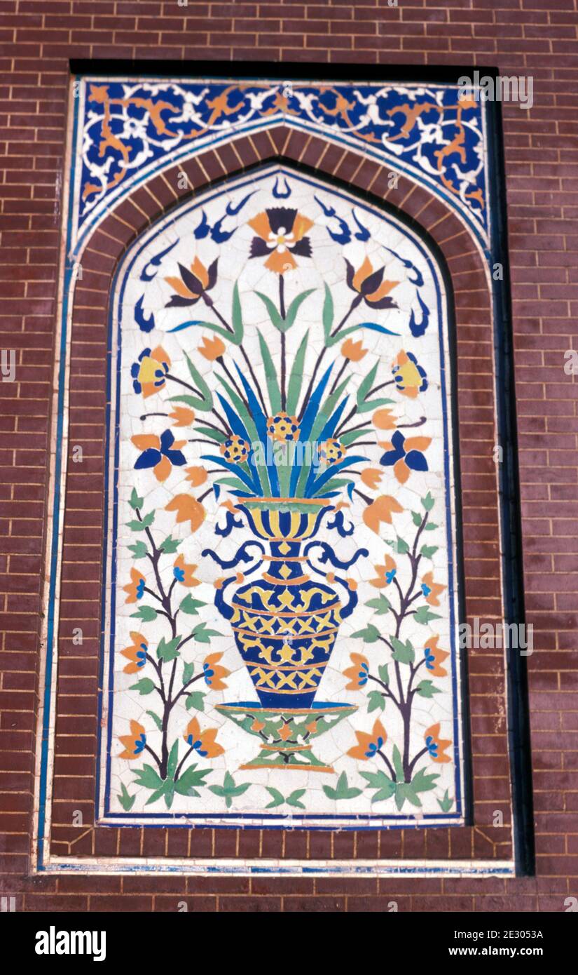 Pannello piastrellato Wazir Khan, 17 ° secolo moschea Mughal a Lahore, Pakistan Foto Stock