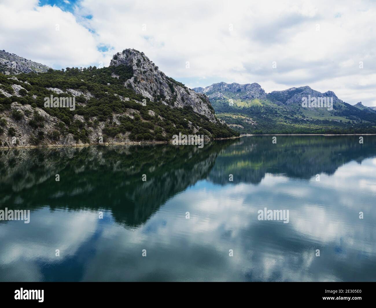 Panorama riflesso di Embalse de Gorg Blau lago artificiale di acqua dolce Reservoir Mallorca Baleari Spagna in Europa Foto Stock