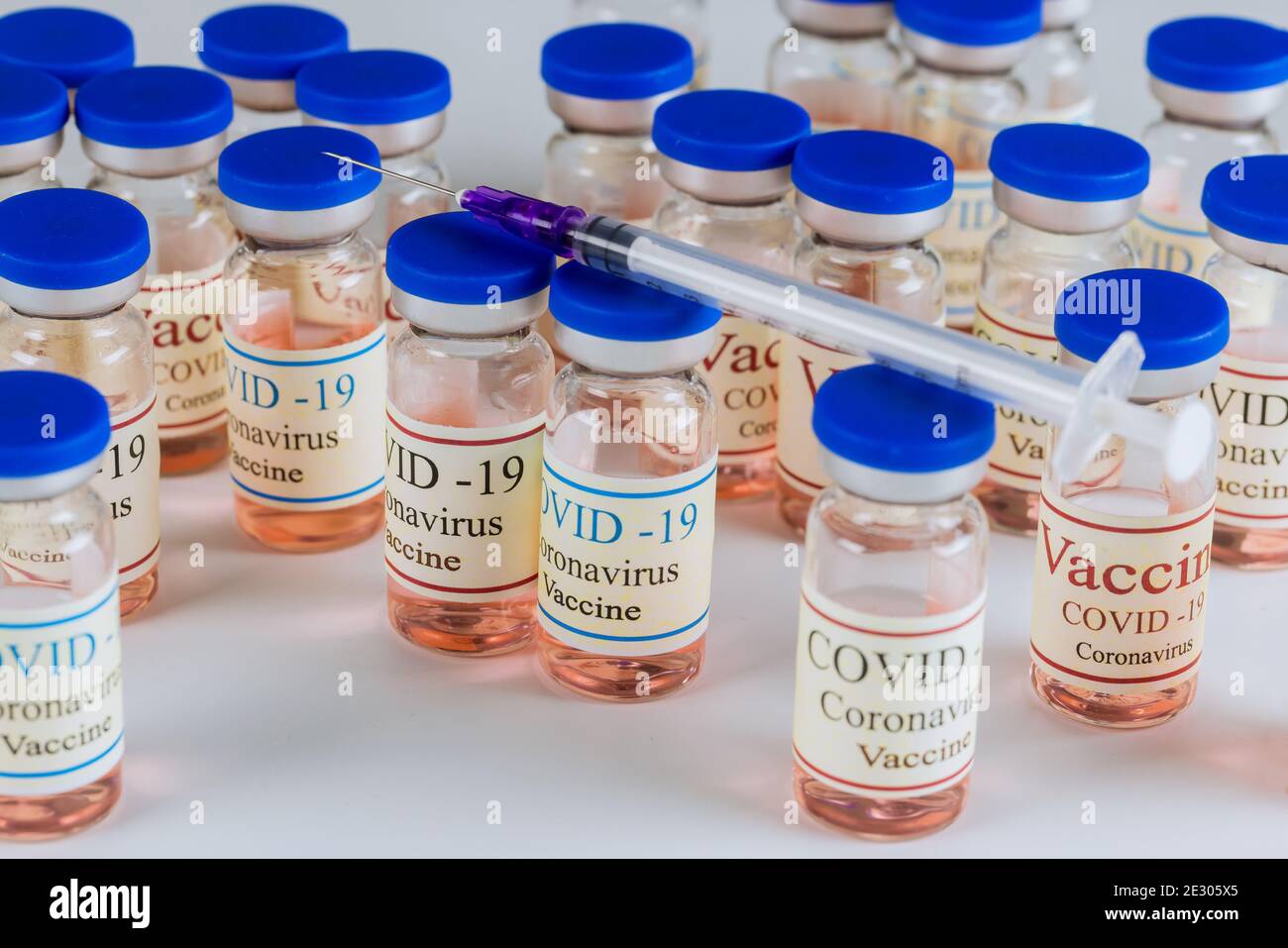 Contenitori di vetro SARS-COV-2 vaccino coronavirus COVID-19 per combattere la pandemia di coronavirus. Foto Stock