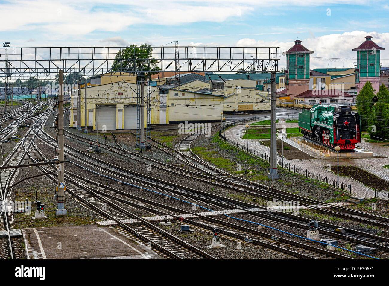 Attrezzature ferroviarie sulle strade di accesso della stazione di Taiga, regione Kemerovo-Kuzbass Foto Stock