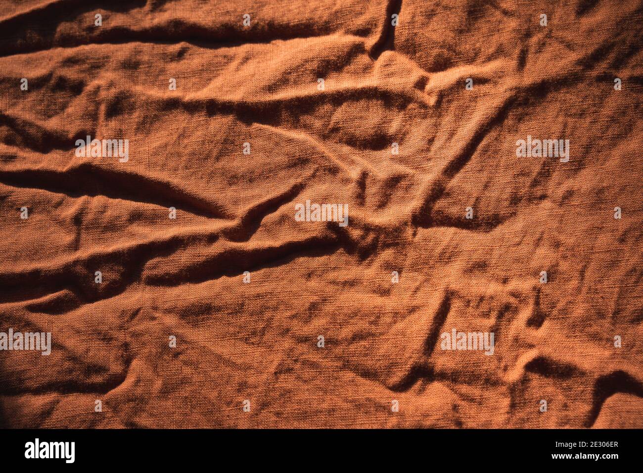 Trama della biancheria colorata con ruggine arancione bruciata. Foto Stock