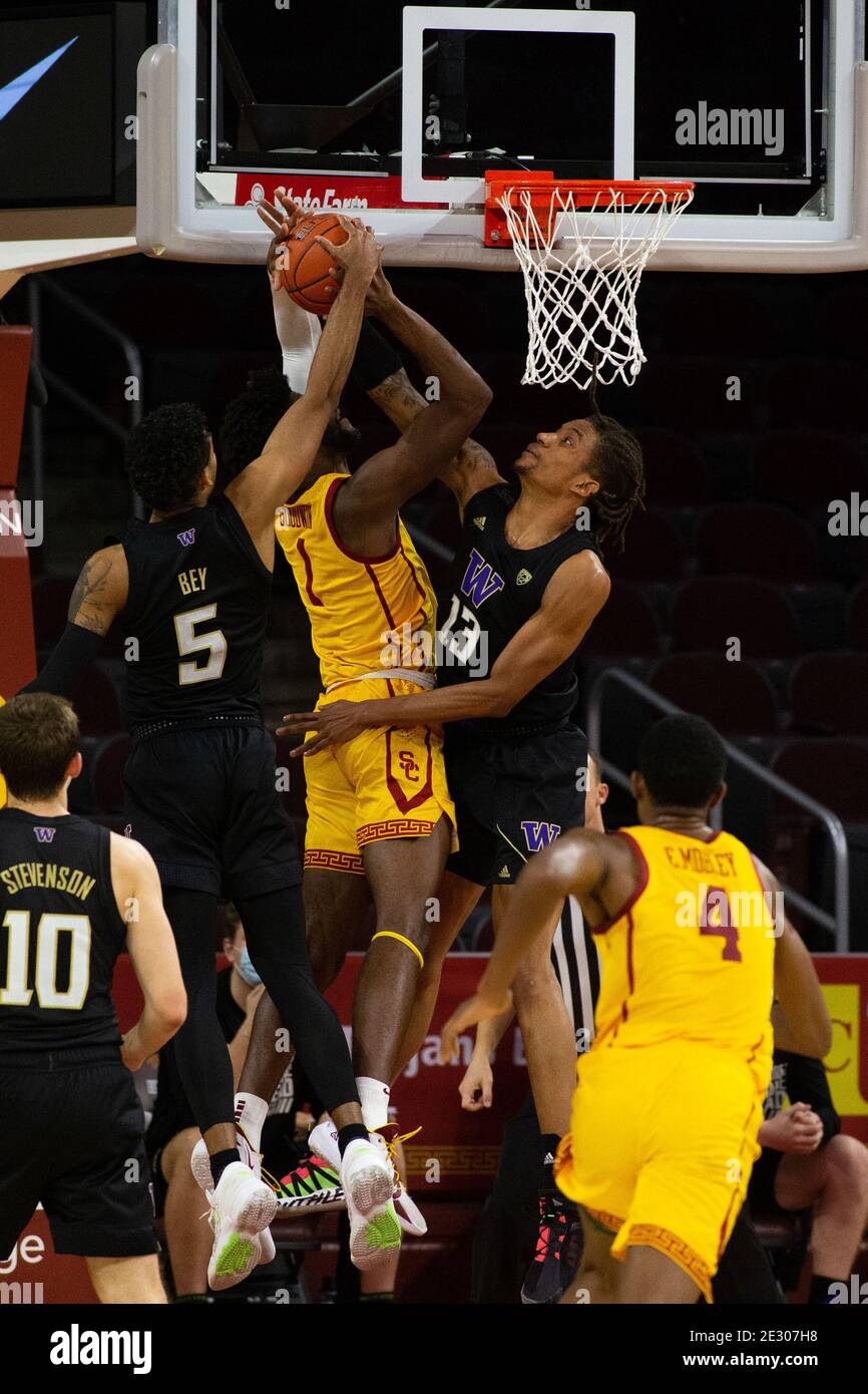 Washington Huskies avanti Hameir Wright (13) e Washington Huskies guardia Jamal Bey (5) Block Southern California Trojans avanti Chevez Goodwin (1) Foto Stock