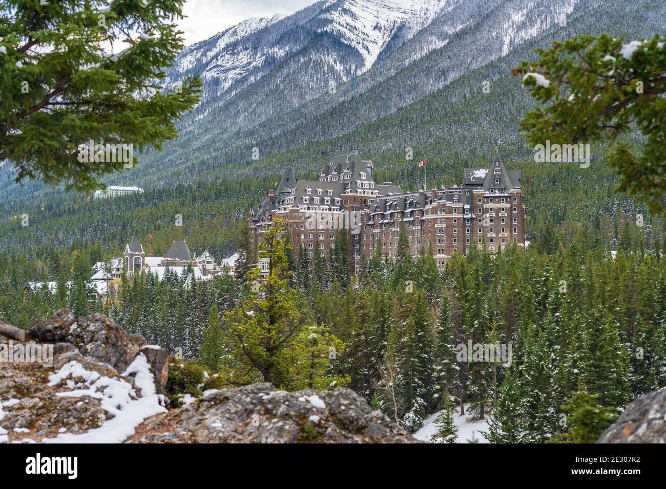 Fairmont Banff Springs in autunno neve soleggiato giorno. Vista dal punto panoramico Surprise Corner. Banff National Park, Canadian Rockies. Foto Stock