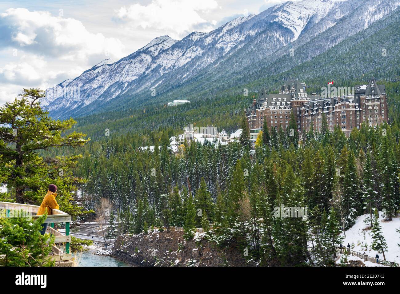 Fairmont Banff Springs e Bow River Falls in un giorno di sole innevato in autunno. Vista dal punto panoramico Surprise Corner. Banff National Park, Canadian Rockies. Foto Stock