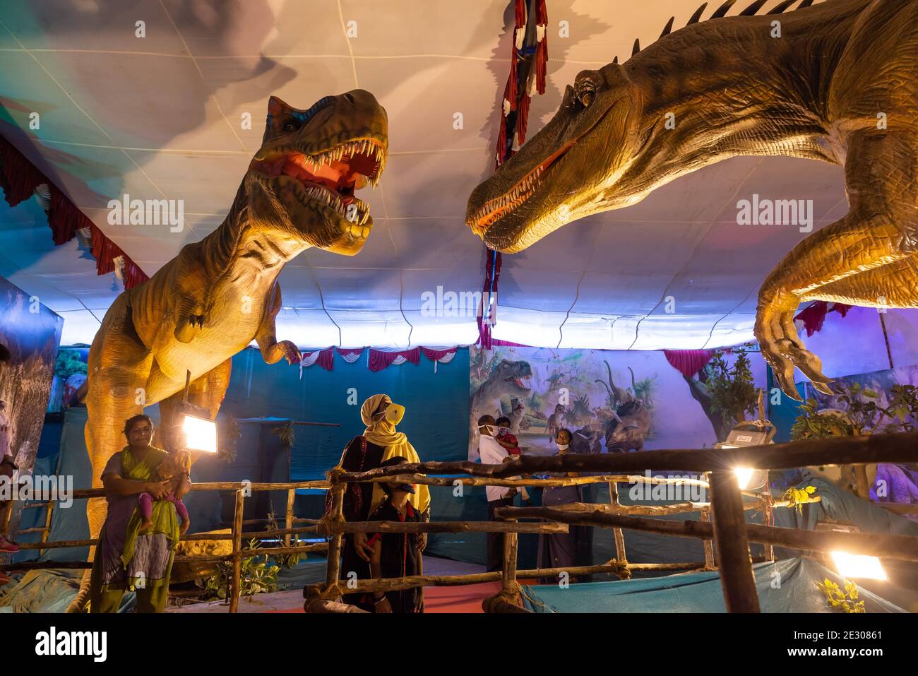 Pondicherry, India - 16 gennaio 2021: Come divertirsi durante le restrizioni del covid, passare la giornata di Pongal nel Jurassic Park Foto Stock