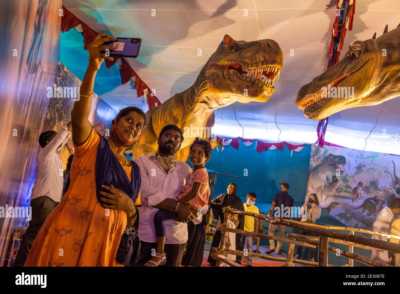 Pondicherry, India - 16 gennaio 2021: Come divertirsi durante le restrizioni del covid, passare la giornata di Pongal nel Jurassic Park Foto Stock