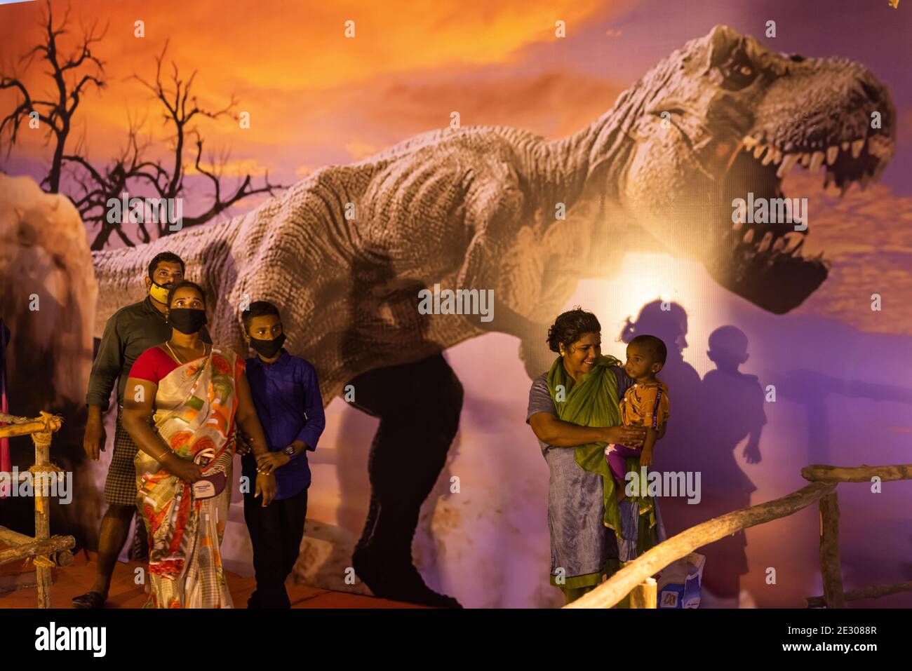 Pondicherry, India - 16 gennaio 2021: Come divertirsi durante le restrizioni del covid, passare la giornata di Pongal nel Jurassic Park Foto Stock