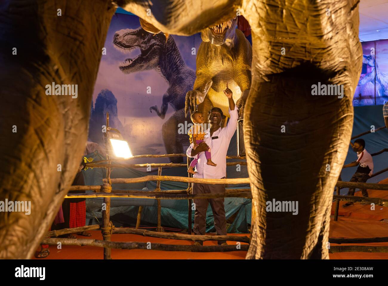 Pondicherry, India - 16 gennaio 2021: Come divertirsi durante le restrizioni del covid, passare la giornata di Pongal nel Jurassic Park Foto Stock