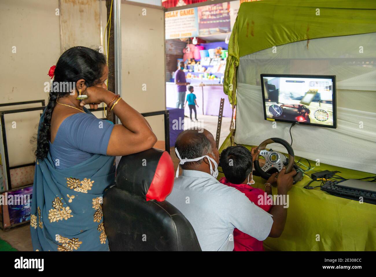 Pondicherry, India - 16 gennaio 2021: Come divertirsi durante le restrizioni del covid, trascorrere la giornata Pongal sulle corse. Foto Stock