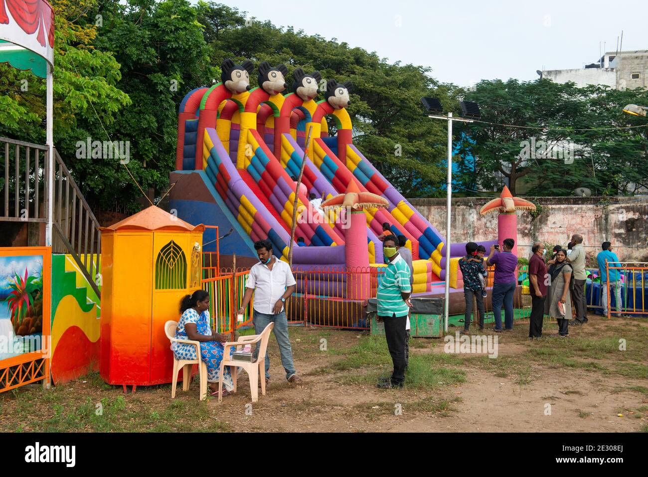 Pondicherry, India - 16 gennaio 2021: Come divertirsi durante le restrizioni del covid, trascorrere la giornata Pongal sulle corse. Foto Stock