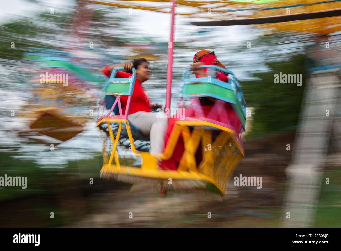 Pondicherry, India - 16 gennaio 2021: Come divertirsi durante le restrizioni del covid, trascorrere la giornata Pongal sulle corse. Foto Stock