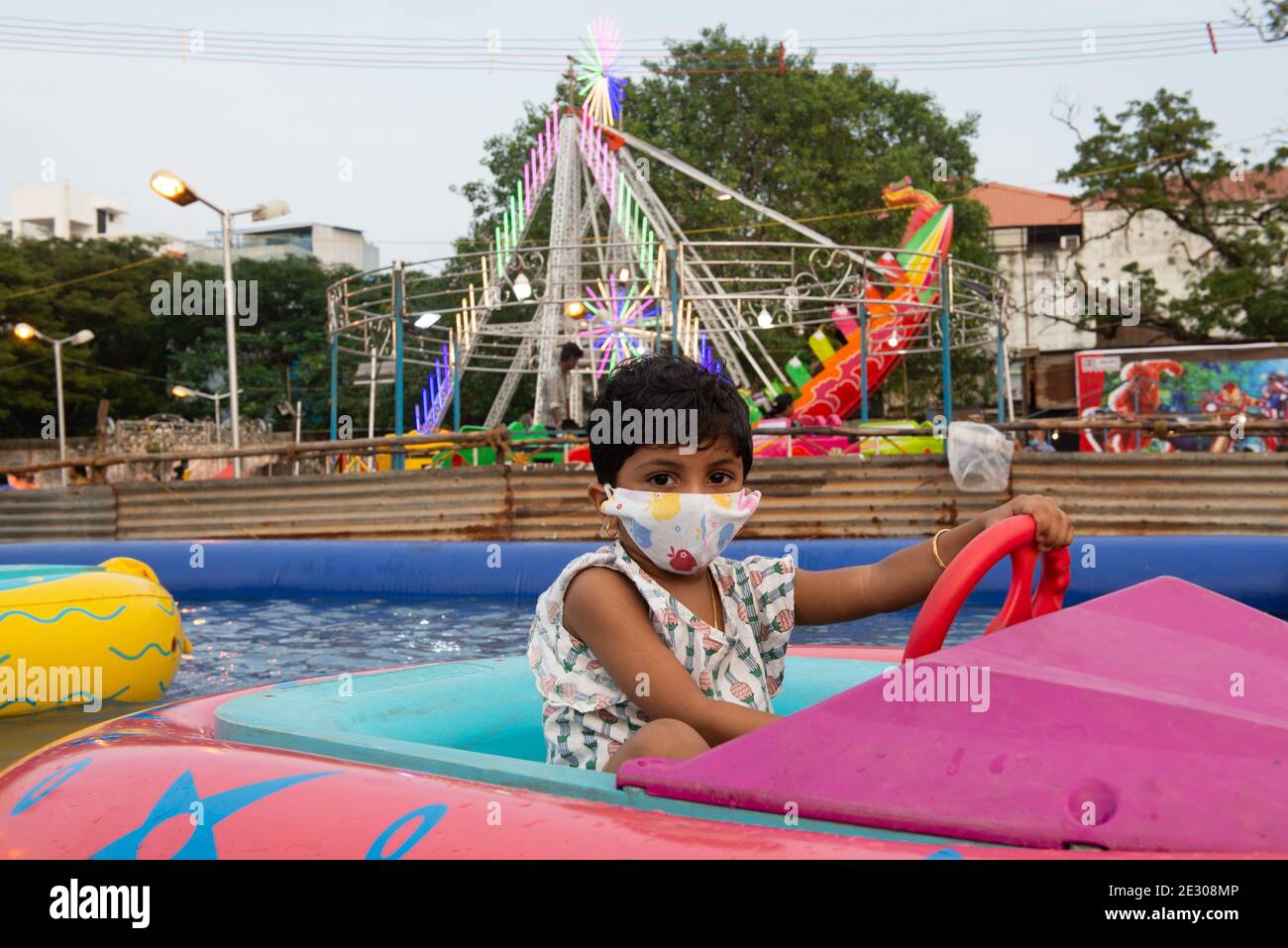 Pondicherry, India - 16 gennaio 2021: Come divertirsi durante le restrizioni del covid, trascorrere la giornata Pongal sulle corse. Foto Stock