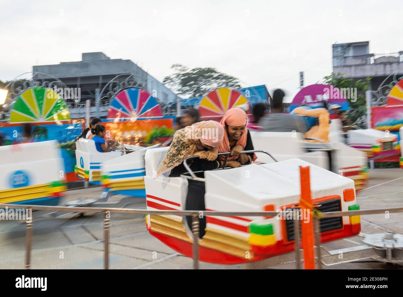 Pondicherry, India - 16 gennaio 2021: Come divertirsi durante le restrizioni del covid, trascorrere la giornata Pongal sulle corse. Foto Stock