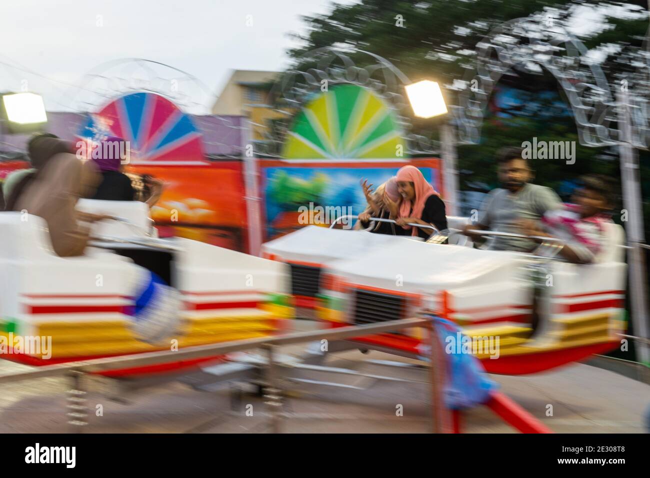 Pondicherry, India - 16 gennaio 2021: Come divertirsi durante le restrizioni del covid, trascorrere la giornata Pongal sulle corse. Foto Stock