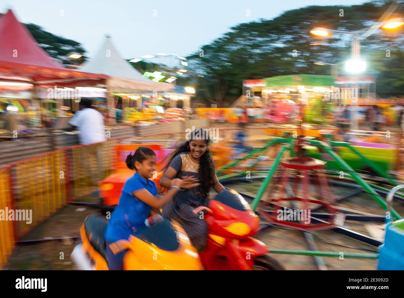 Pondicherry, India - 16 gennaio 2021: Come divertirsi durante le restrizioni del covid, trascorrere la giornata Pongal sulle corse. Foto Stock