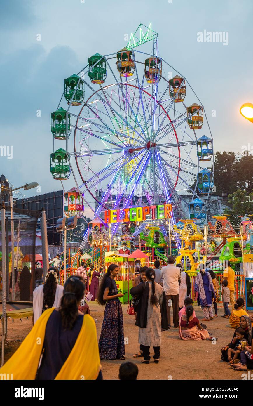 Pondicherry, India - 16 gennaio 2021: Come divertirsi durante le restrizioni del covid, trascorrere la giornata Pongal sulle corse. Foto Stock