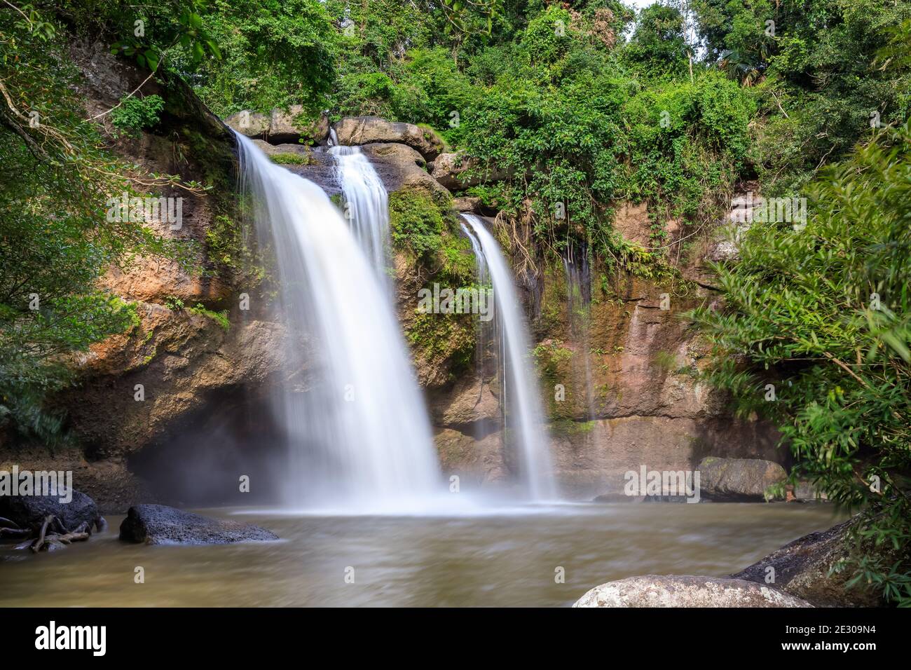 Cascata di Haew Suwat nella foresta al Parco Nazionale di Khao Yai, Thailandia Foto Stock