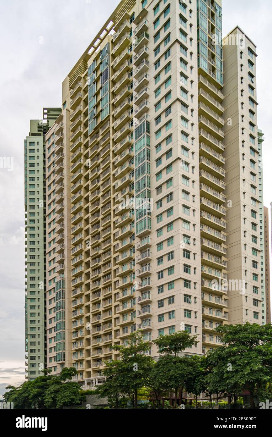 Foto verticale di un edificio o di un appartamento nel centro della città Foto Stock