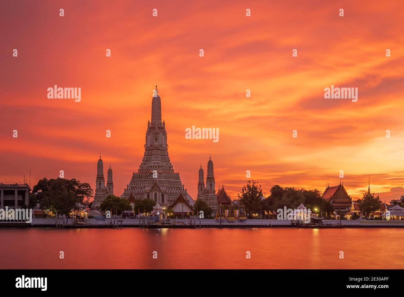 Wat Arun Ratchawaram (Tempio dell'Alba) e cinque pagode al crepuscolo, famosa destinazione turistica a Bangkok, Thailandia Foto Stock
