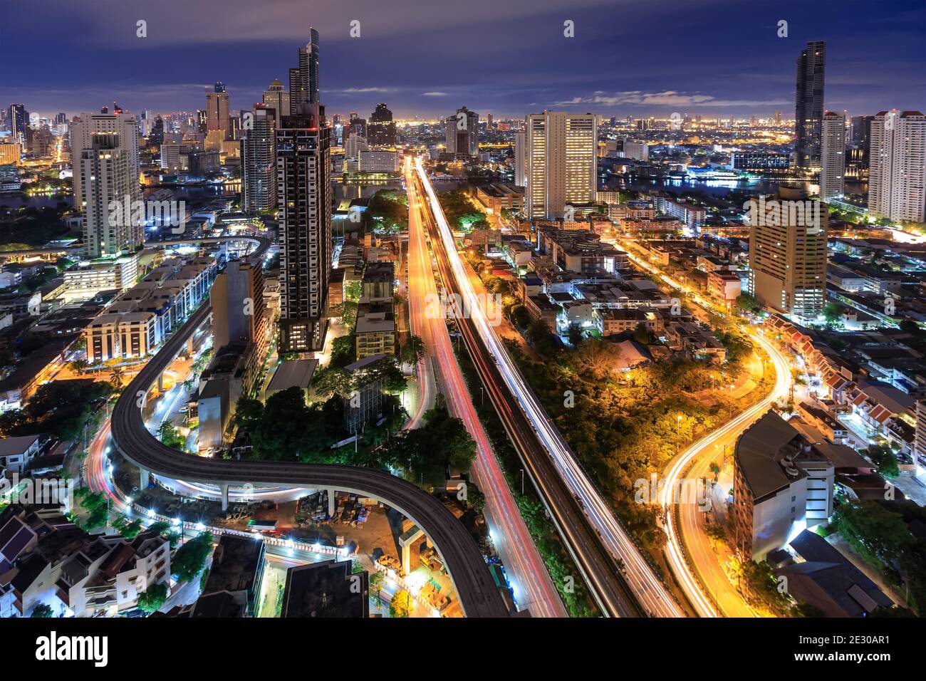 Il quartiere degli affari di Bangkok si trova al di sopra della strada e del traffico, con edifici e grattacieli, al mattino Foto Stock