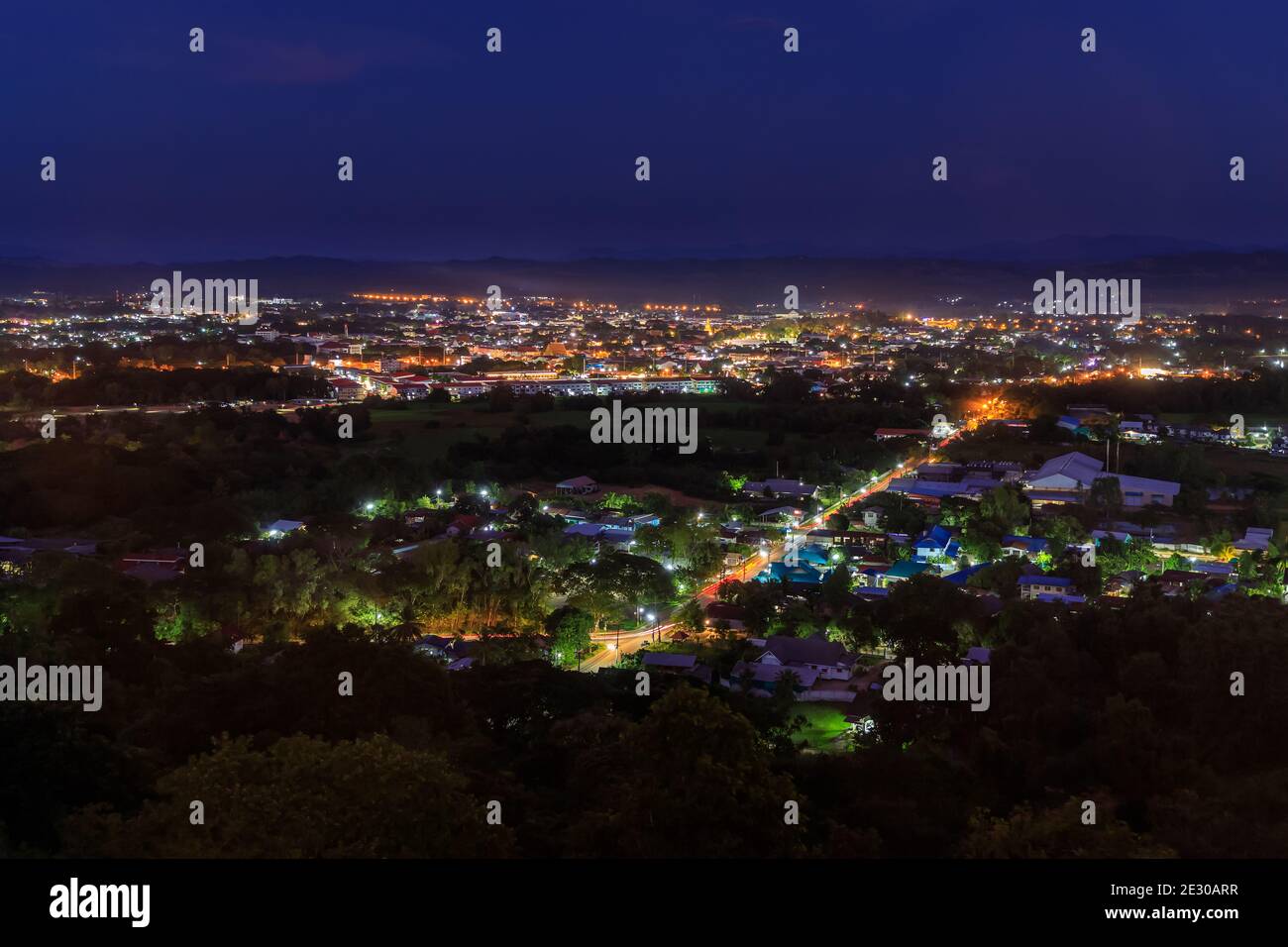 Nan città durante la notte crepuscolo sera, vista ad alto angolo, famosa destinazione di viaggio, a nord della Thailandia Foto Stock