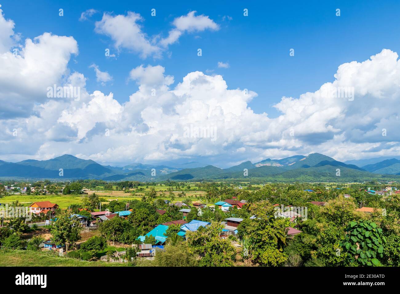 Tranquillo villaggio di campagna e campo di riso con splendido paesaggio della catena montuosa di Doi Phu Kha, quartiere Pau, provincia di Nan, Thailandia Foto Stock