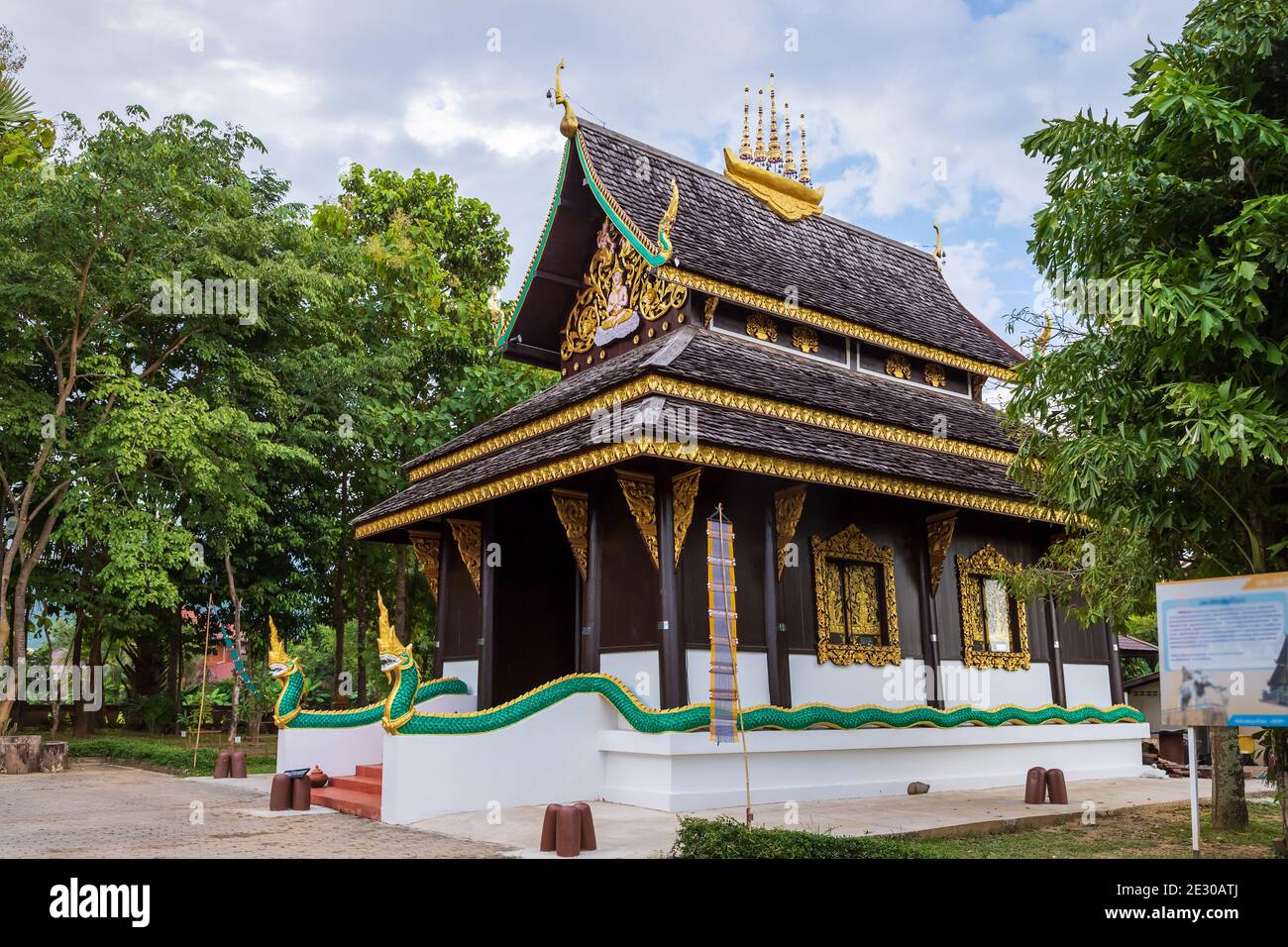 La cappella principale o la chiesa al tempio Wat Rong Ngae nel distretto di Pua, provincia di Nan, Thailandia Foto Stock