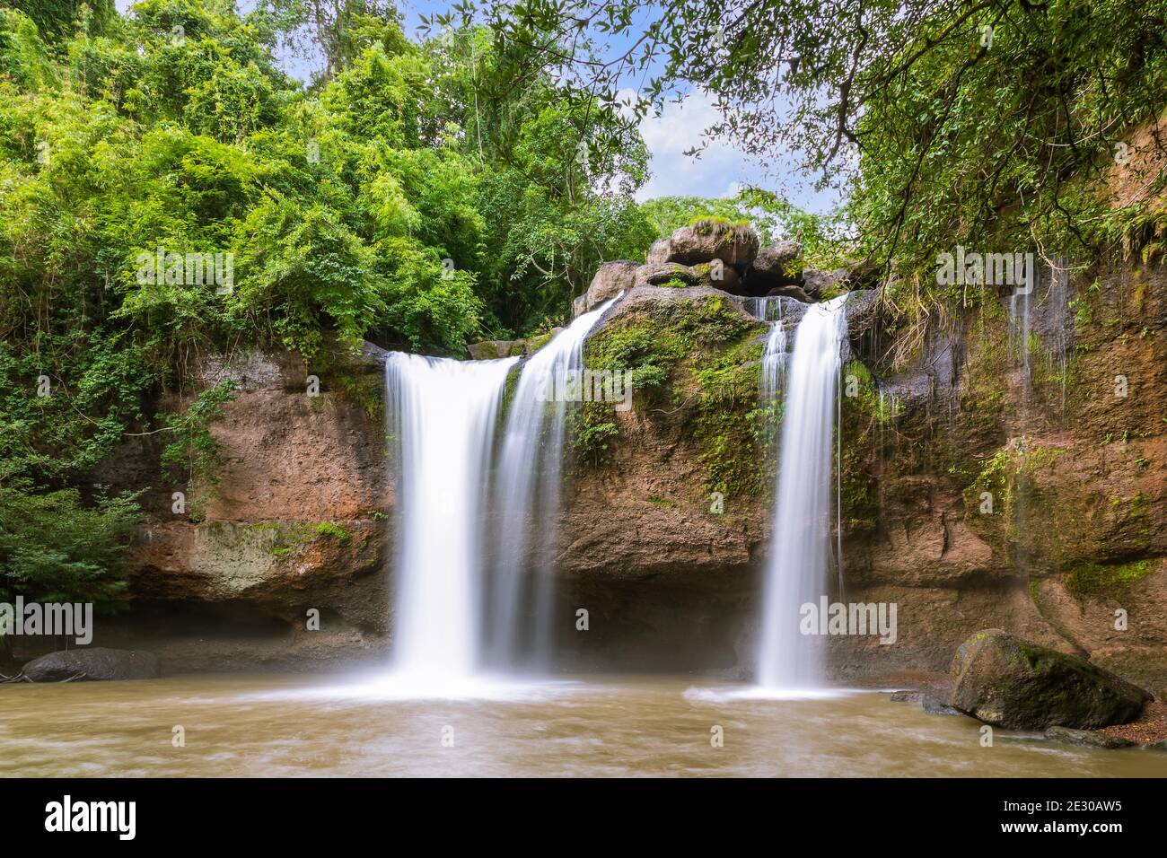 Cascata di Haew Suwat nella foresta al Parco Nazionale di Khao Yai, Thailandia Foto Stock