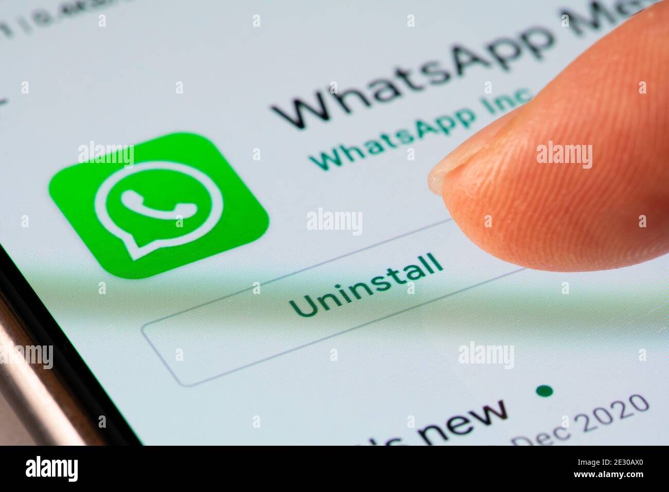Vista ravvicinata della disinstallazione dell'app WhatsApp su uno smartphone Foto Stock