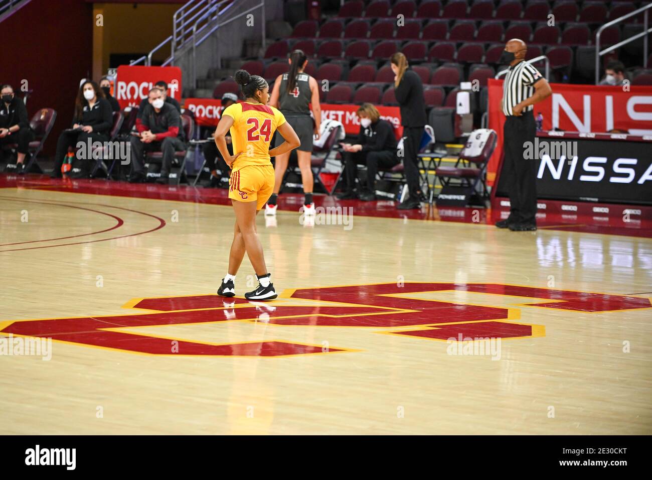 I Trojan della California meridionale sorvegliano Desiree Caldwell (24) durante una partita di pallacanestro femminile dell'NCAA contro i Washington state Cougars, venerdì 15 gennaio, Foto Stock