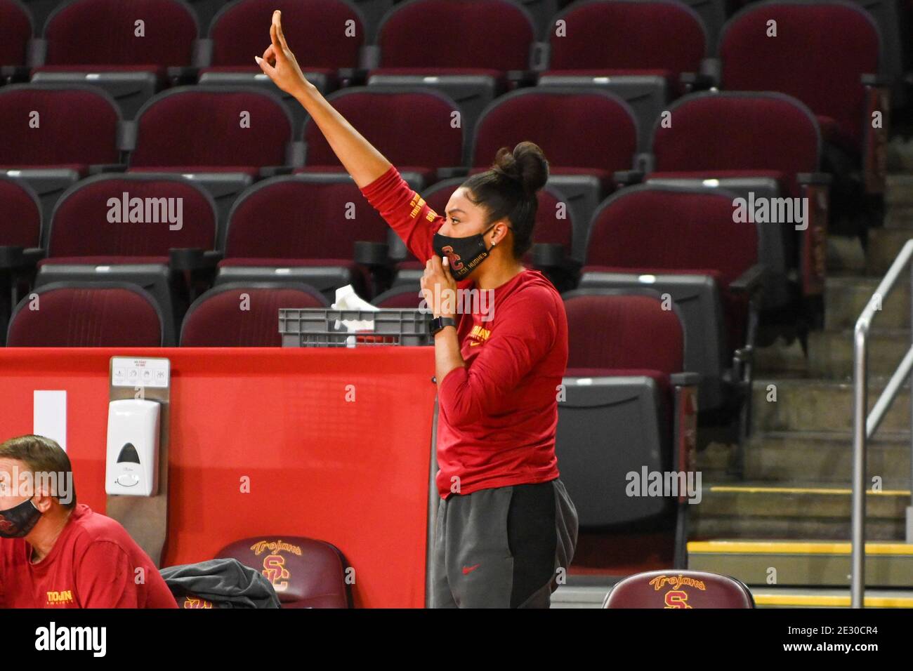 Nel sud della California Trojans associato capo allenatore Aarika Hughes durante una partita di basket femminile NCAA contro i Washington state Cougars, Venerdì, Ja Foto Stock