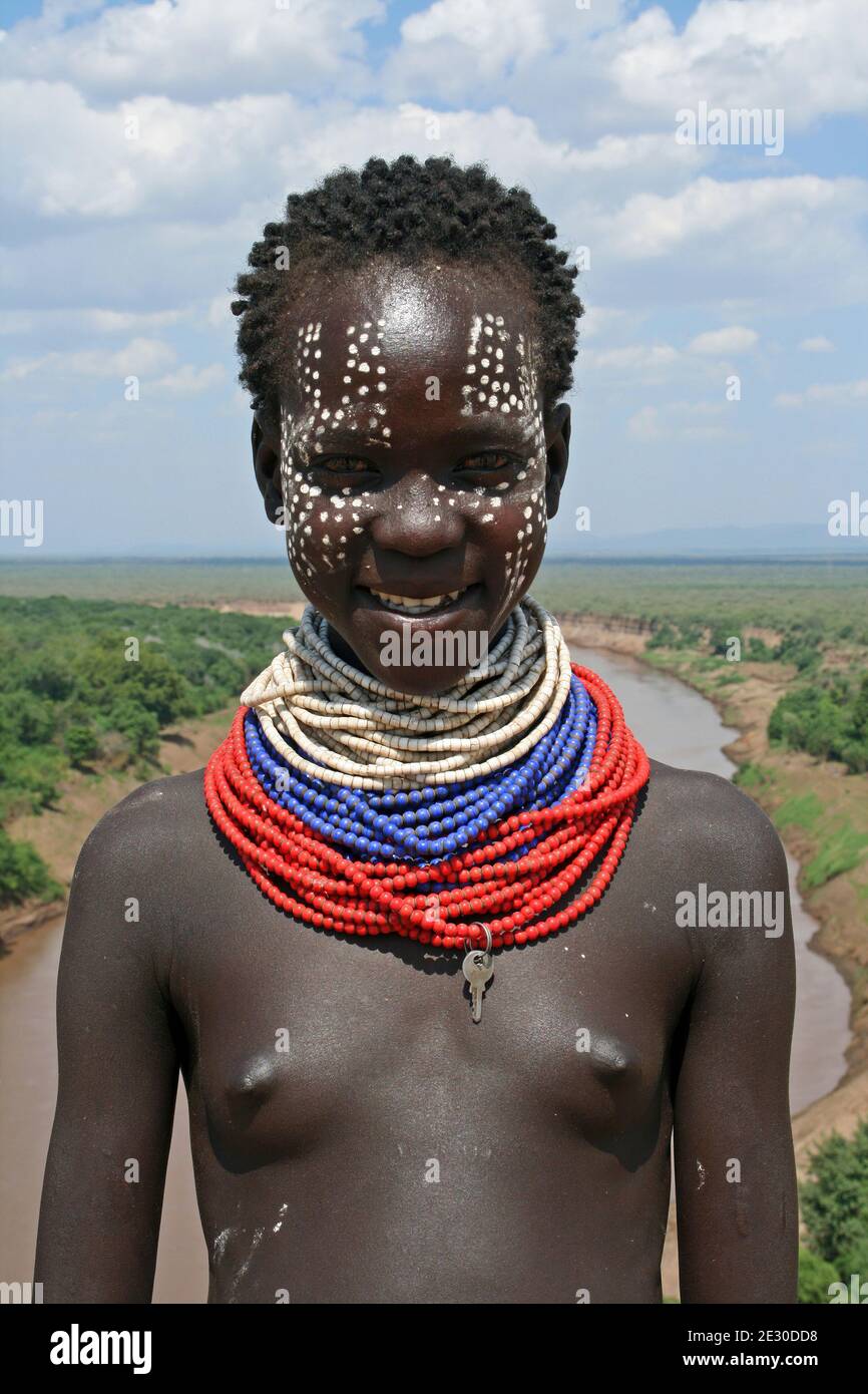 Karo Tribe Boy, Valle del fiume Omo Etiopia Foto Stock