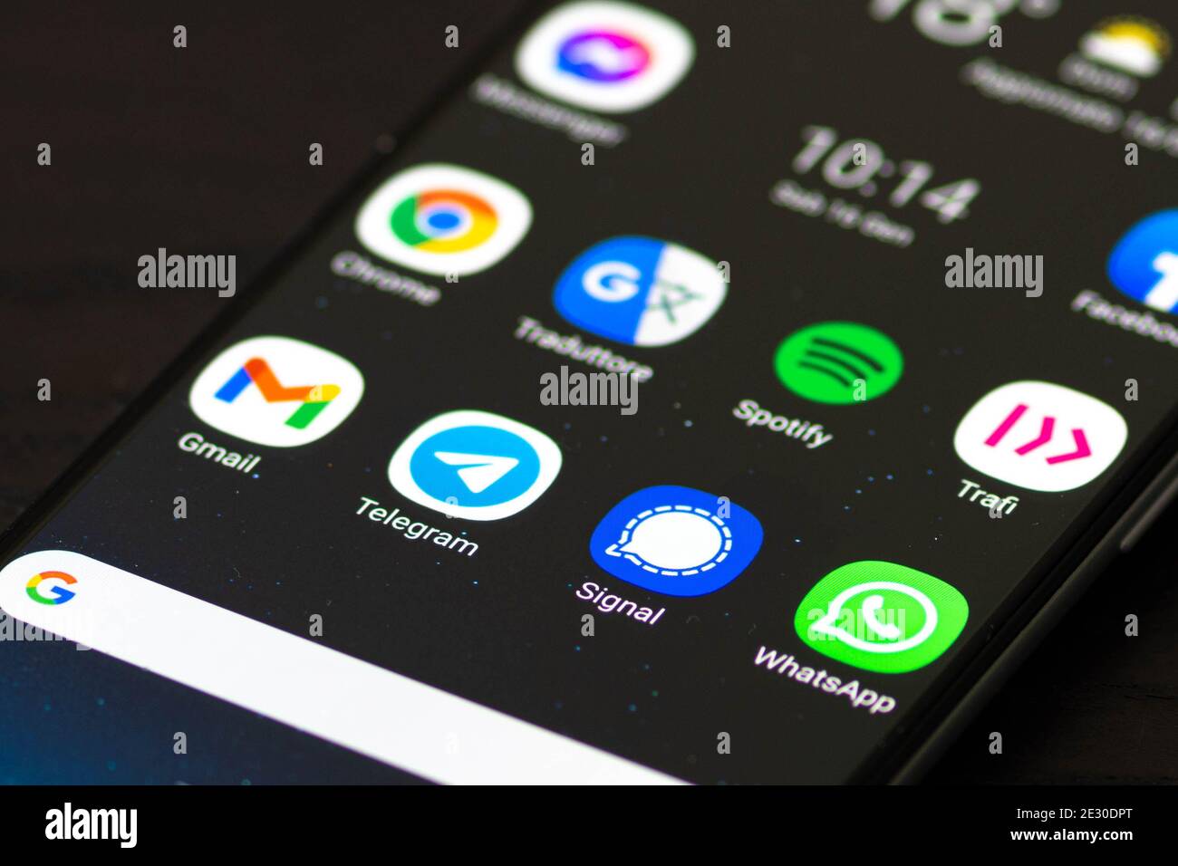 Signal, un servizio di messaggistica o chat crittografato multipiattaforma, visualizzato su uno smartphone con Whatsapp e Telegram Foto Stock