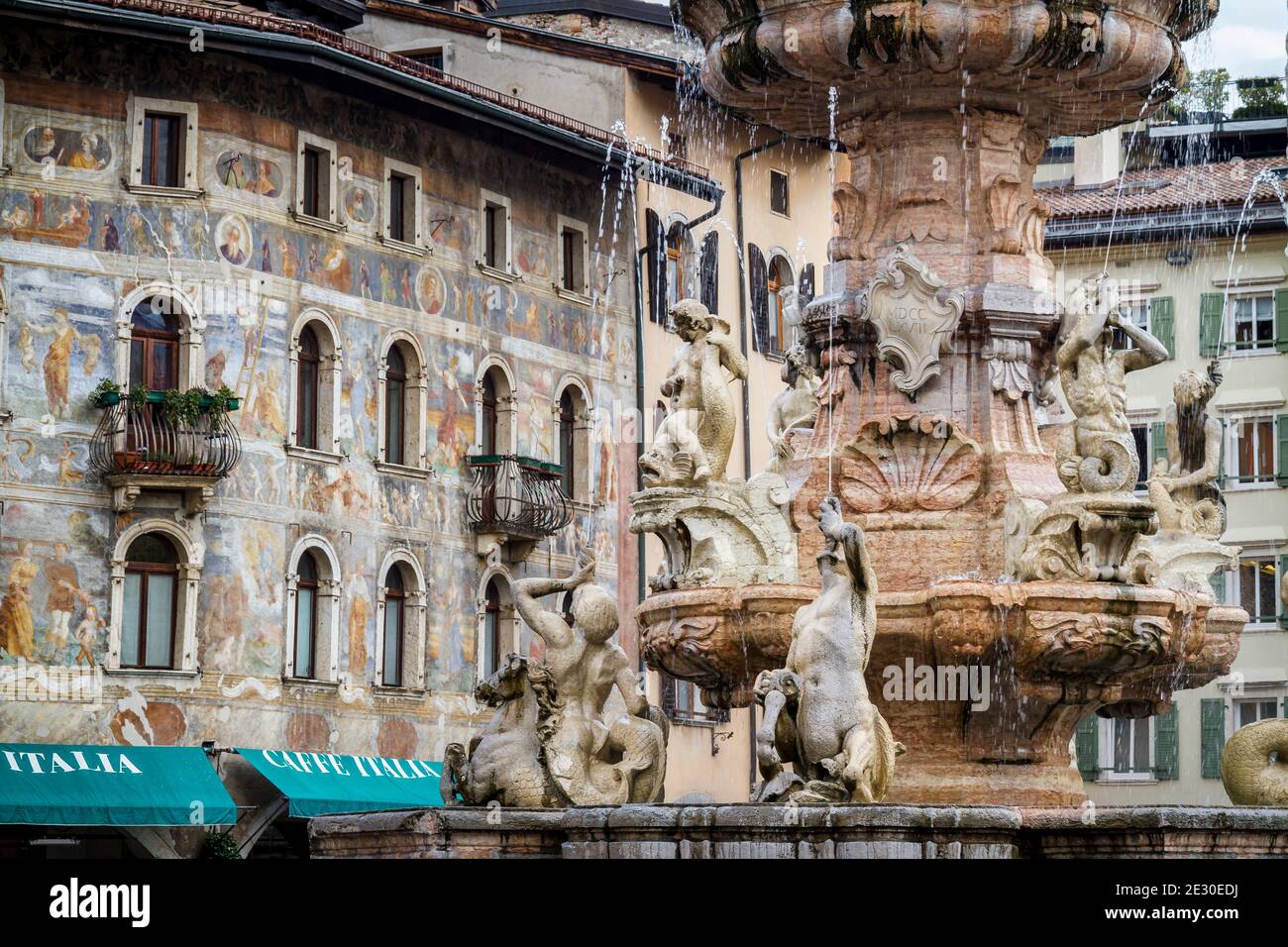 Vista su Piazza Duomo, Fontana di Nettuno e Cattedrale di San Vigilio. Piazza del Duomo, provincia di Trento, Trentino Alto Adige, Italia, Europa. Foto Stock