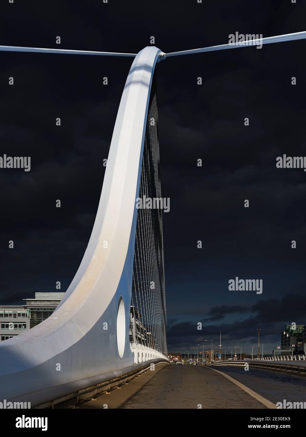 Ponte dell'Arpa (Samuel Beckett Bridge) - ponte sospeso sul fiume Liffey. Dublino. Irlanda. Foto Stock