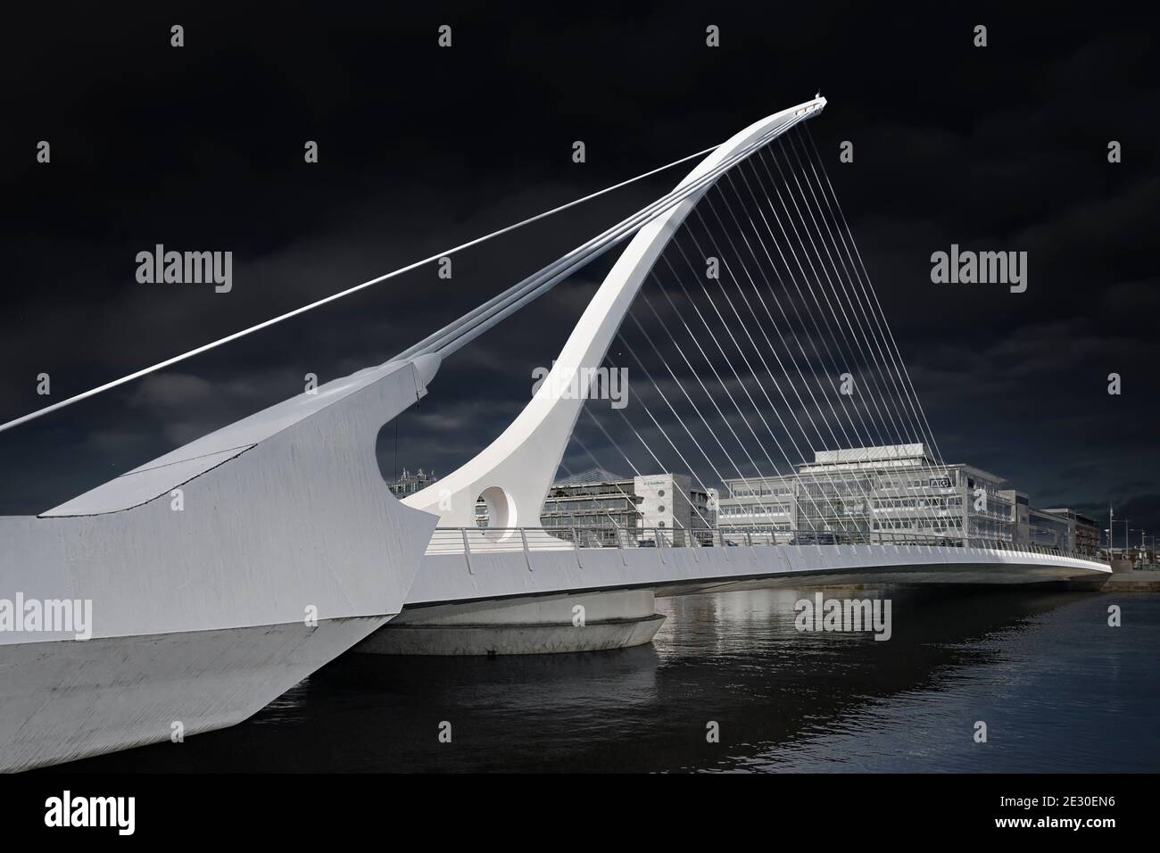 Ponte dell'Arpa (Samuel Beckett Bridge) - ponte sospeso sul fiume Liffey. Dublino. Irlanda. Foto Stock