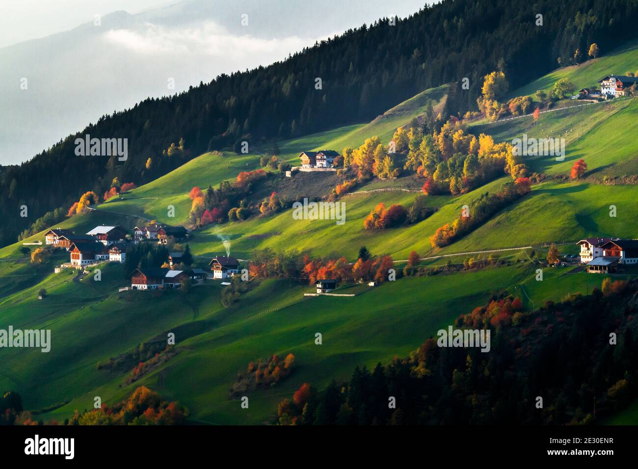 Vista dei colori dell'autunno nella Valle di Funes. Val di Funes, Alpi Dolomiti, Trentino Alto Adige, Italia. Foto Stock
