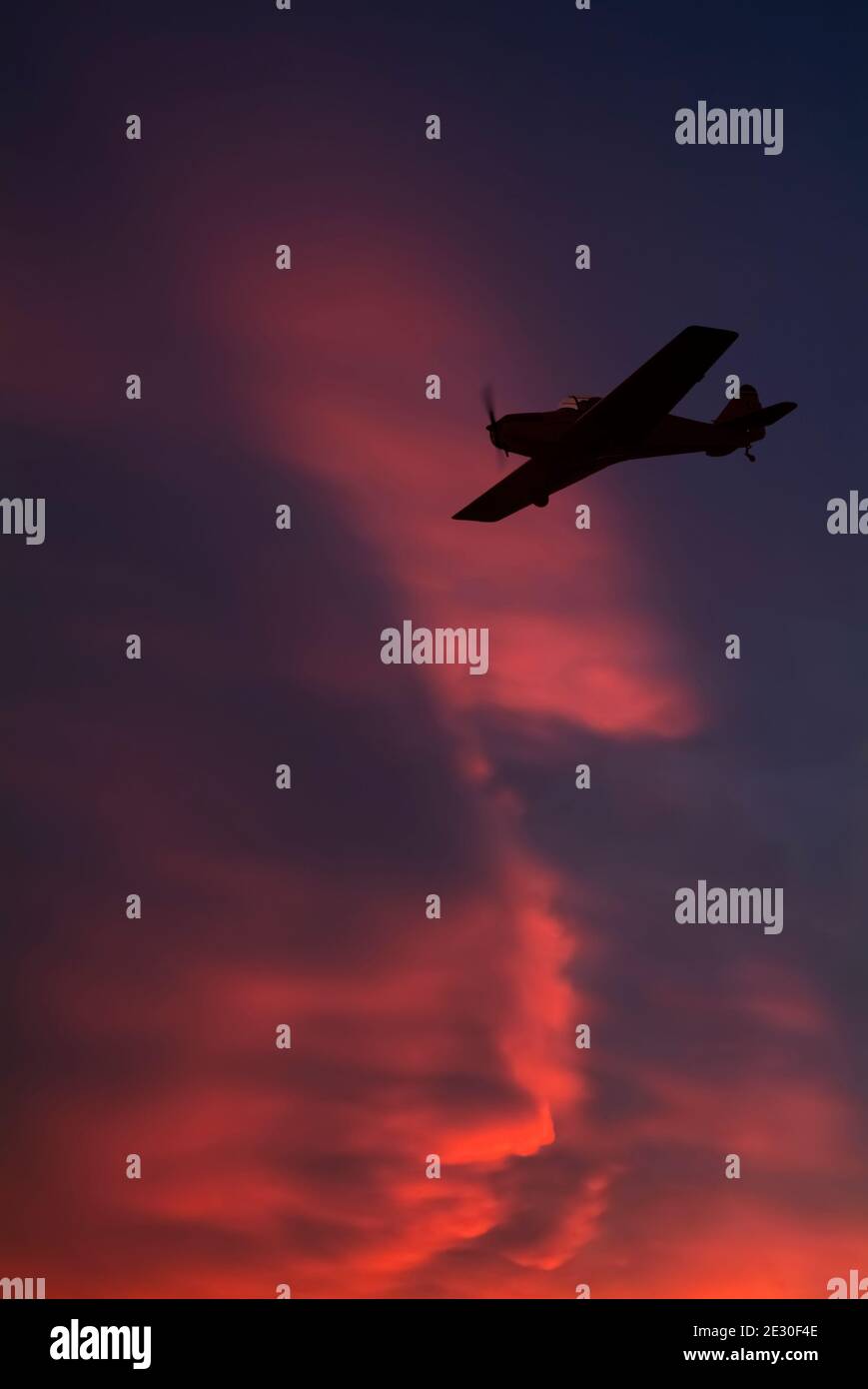 Gli aerei ultraleggeri si trovano sopra il paesaggio torbido rosso Foto Stock