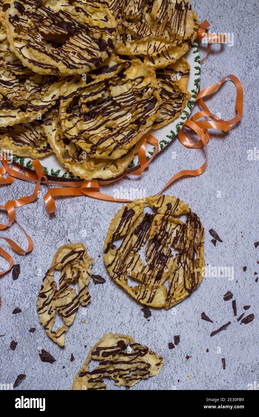 chatter o bugie, una torta di carnevale ricoperta di cioccolato fondente Foto Stock