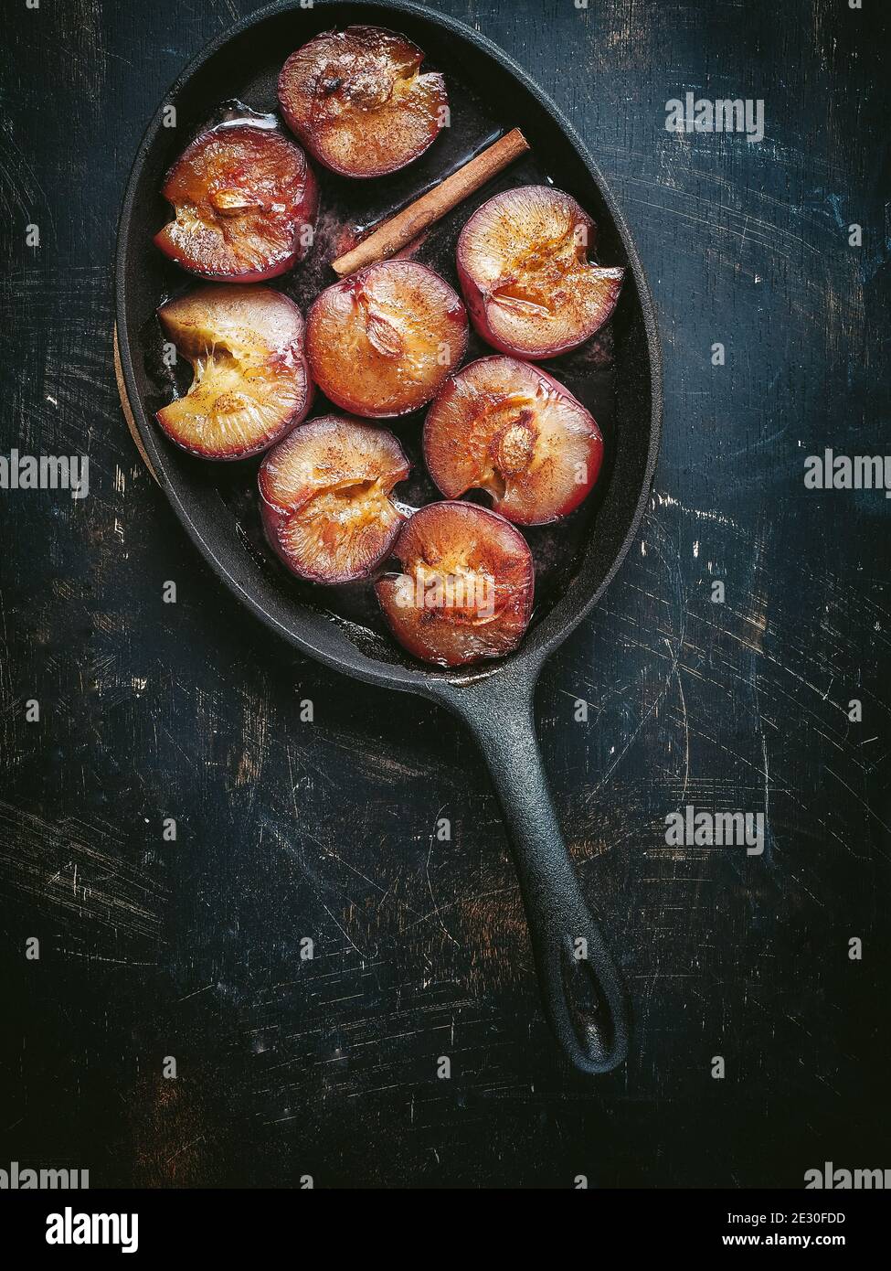 Greings rosso arrosto con bastone di cannella su teglia da forno. Vista dall'alto. Foto Stock