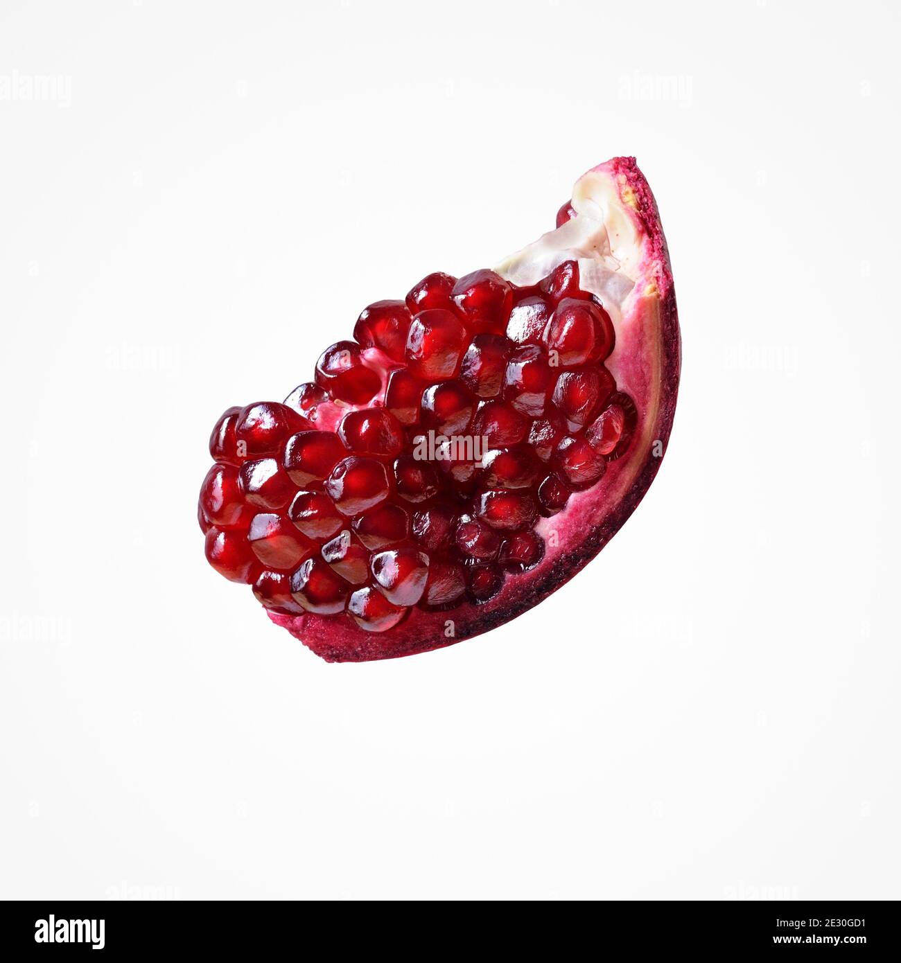 Composizione di frutta subtropica. Juice vibrante pezzo rosso pomegranato isolat su sfondo bianco studio. Foto Stock